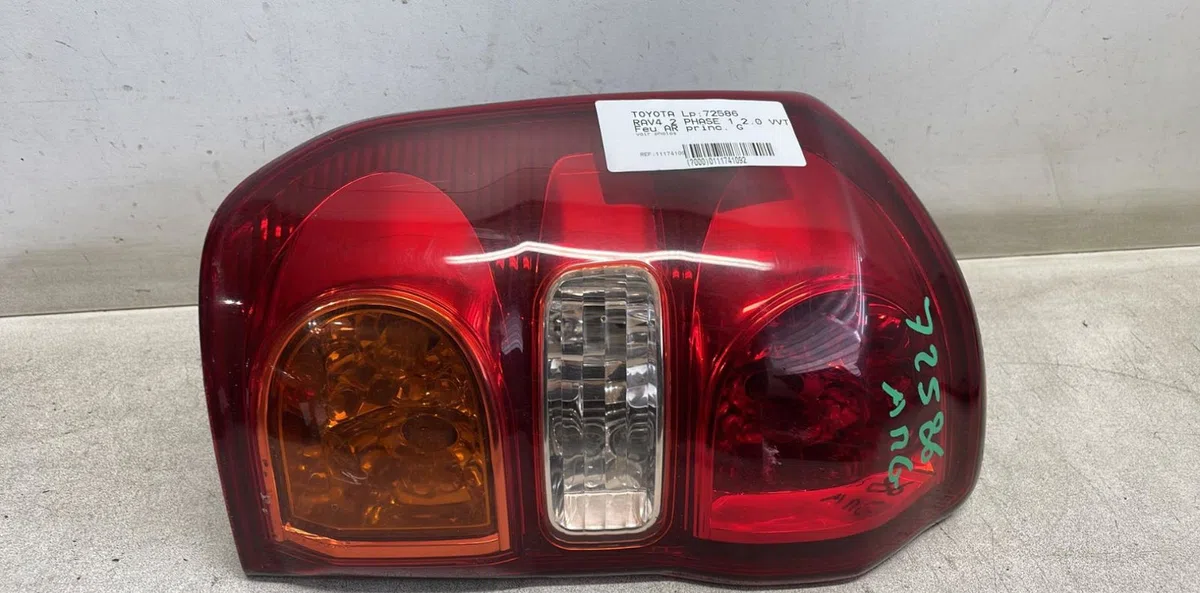 Feu arrière gauche Toyota RAV 4 II (_A2_) 2.0 4wd (aca21, aca20) (2000-2005) occasion
