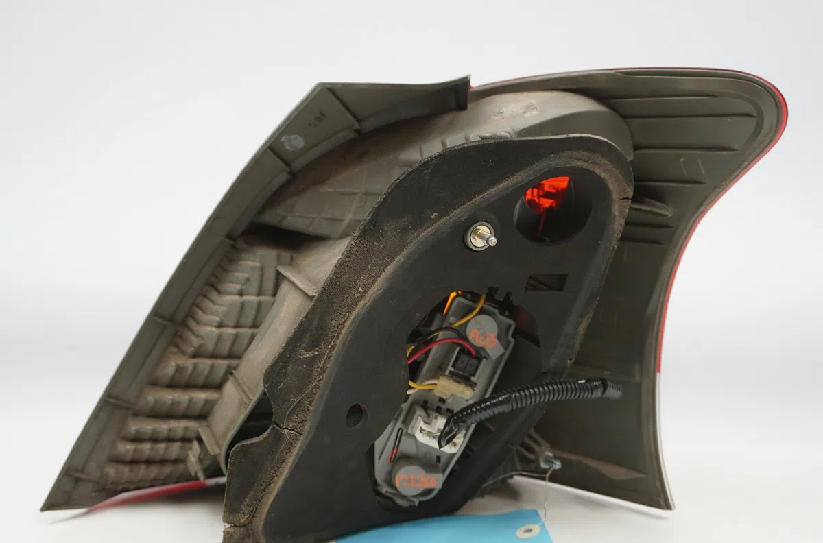 Feu arrière gauche Toyota YARIS (_P9_) 1.4 d-4d (nlp90_) (2005-2012) occasion