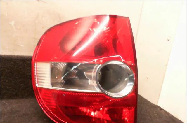 Feu arrière gauche VOLKSWAGEN FOX  1.2i 6v 55ch occasion