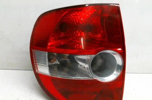 Feu arrière gauche Volkswagen FOX 3-5 portes (5Z1, 5Z3, 5Z4) 1.4 (2005-2009) occasion