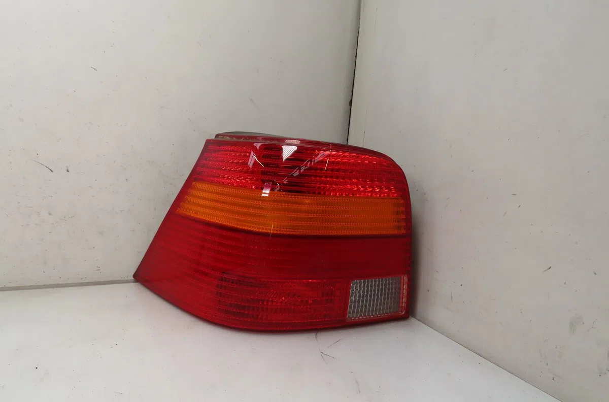 Feu arrière gauche Volkswagen GOLF IV (1J1) 1.6 (1997-2004) occasion