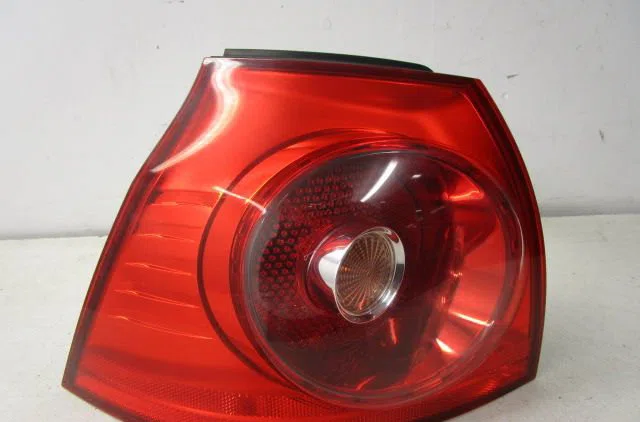 Feu arrière gauche VOLKSWAGEN GOLF V 1.9 TDI 90ch occasion