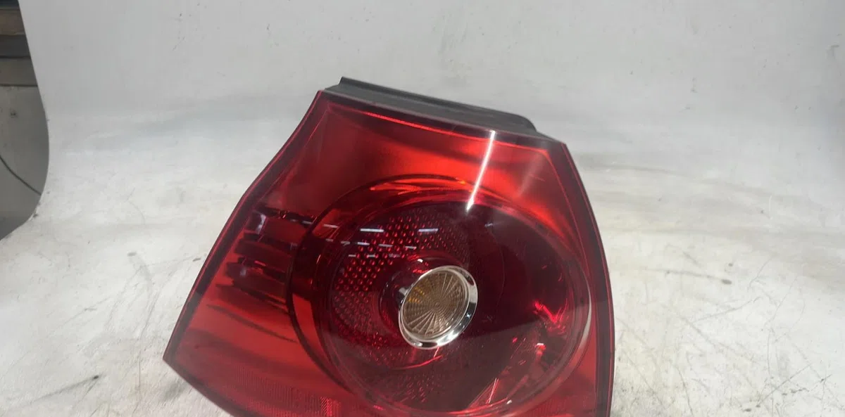 Feu arrière gauche Volkswagen GOLF V (1K1) 1.6 (2004-2008) occasion