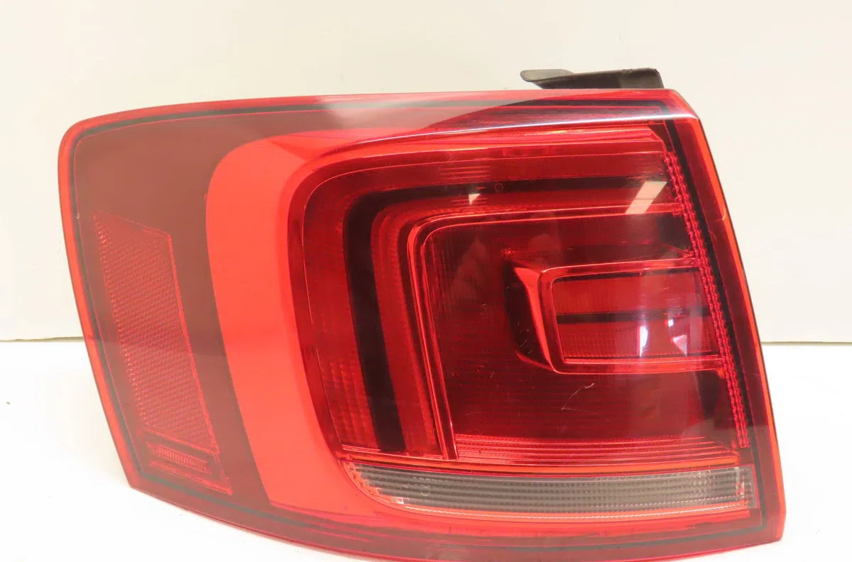 Feu arrière gauche Volkswagen JETTA IV (162, 163, AV3, AV2) 1.4 tsi hybrid (2011) occasion