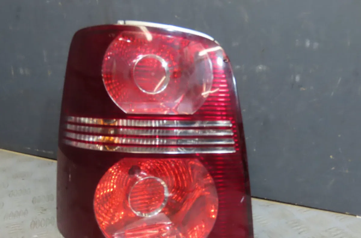 Feu arrière gauche Volkswagen TOURAN (1T1, 1T2) 1.9 tdi (2003-2004) 5 portes occasion