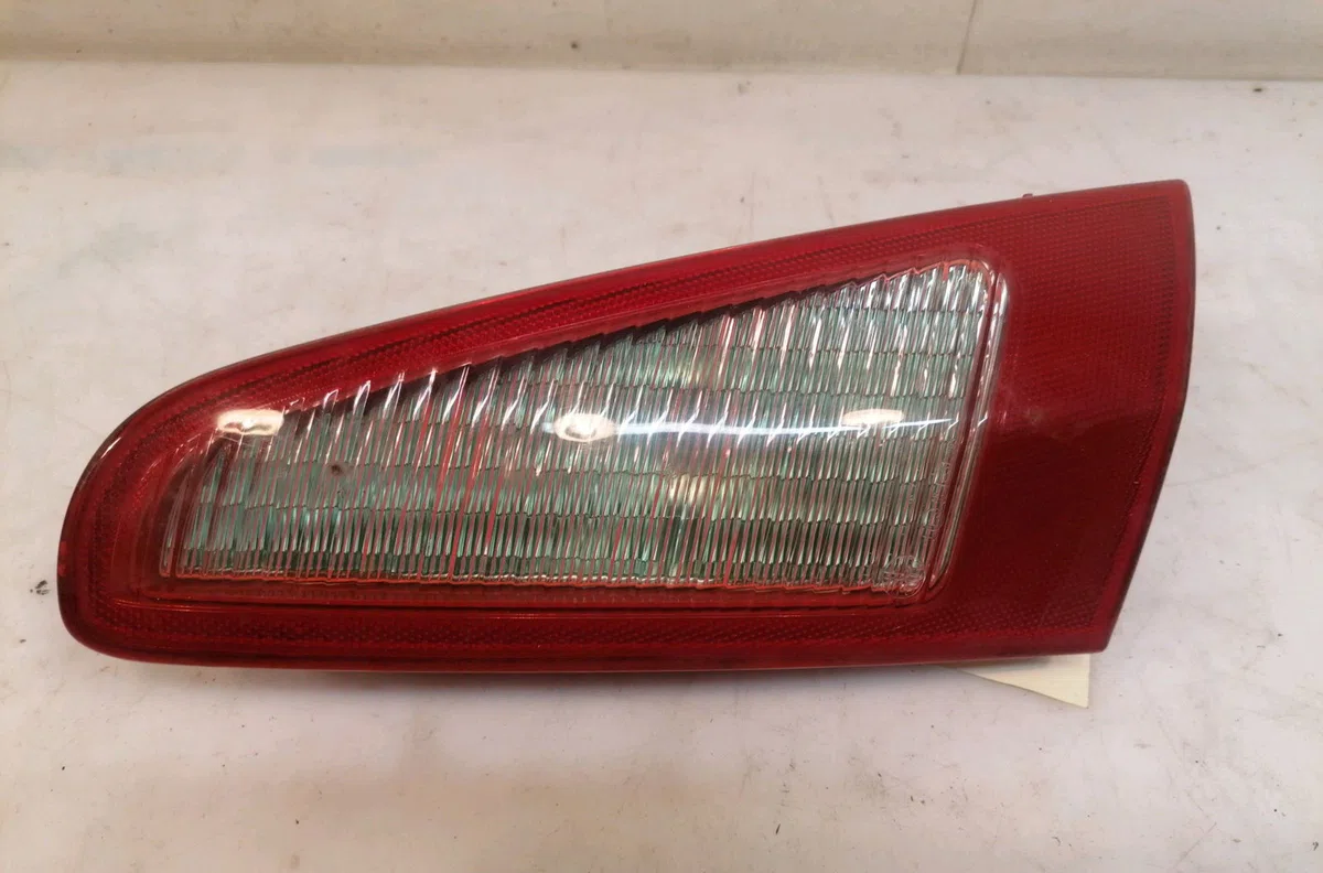 Feu arrière intérieur droit Alfa romeo 147 (937_) 1.9 jtdm 16v (937.axn1b, 937.axz1b) (2008-2010) occasion
