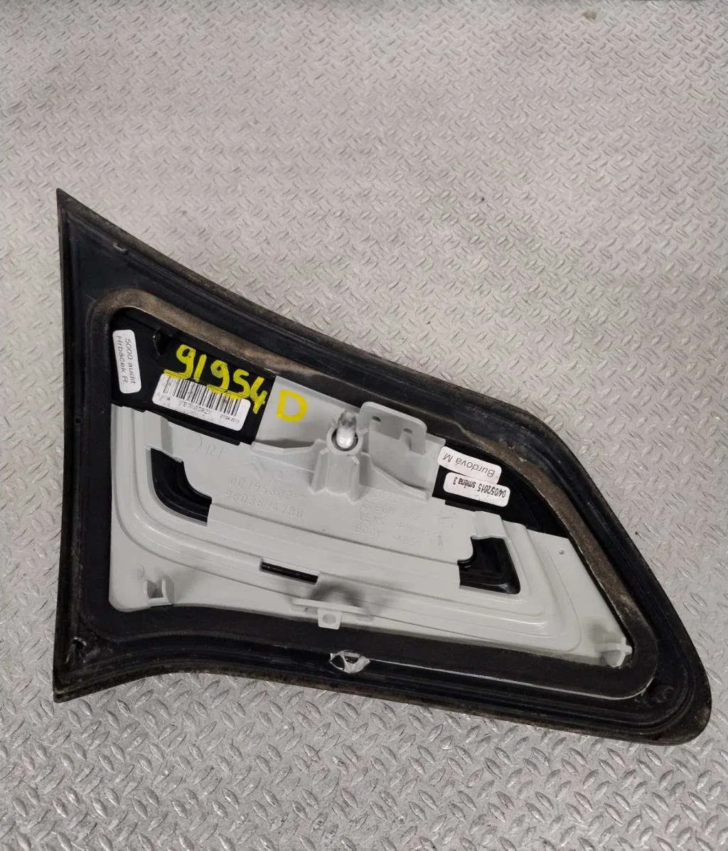 Feu arrière intérieur droit Citroen C4 II (NC_) 1.6 hdi 90 (2009) 5 portes occasion