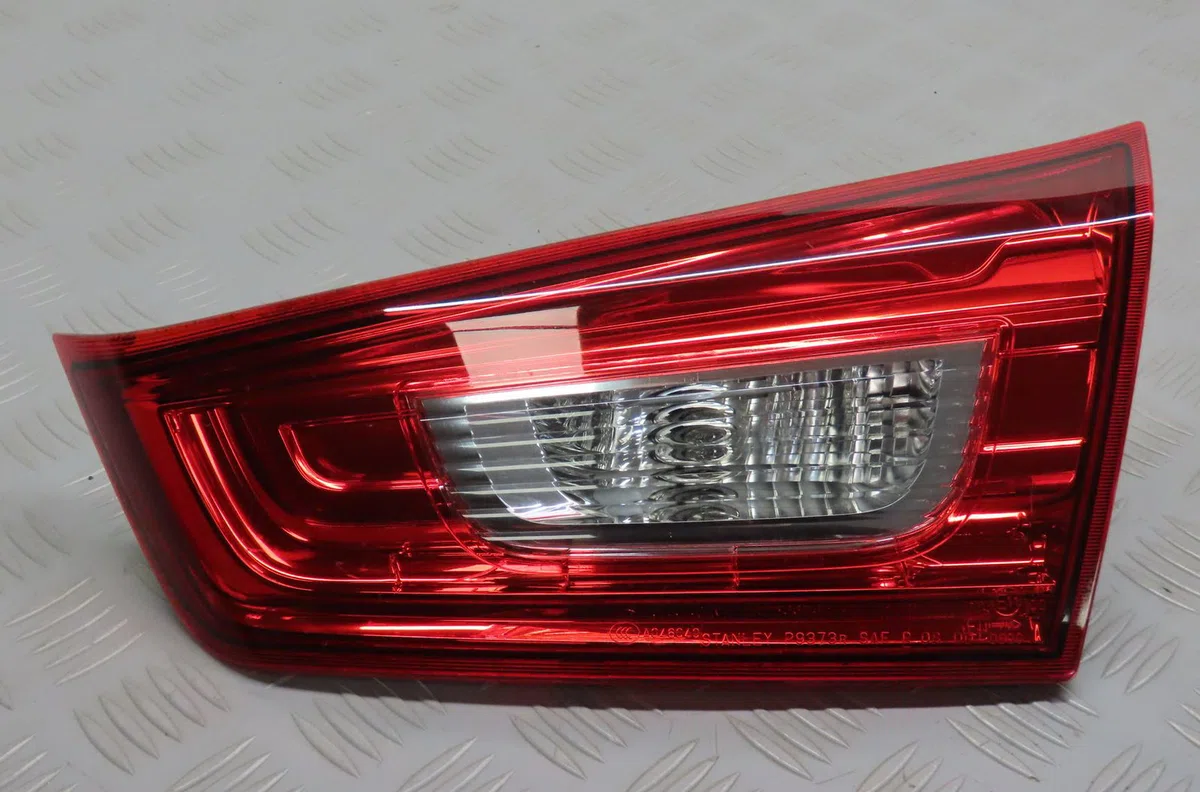 Feu arrière intérieur droit Mitsubishi ASX (GA_W_) 1.8 di-d (ga6w) (2010) occasion