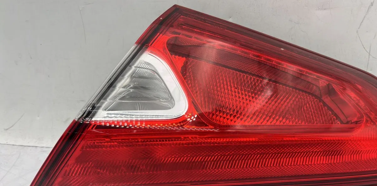 Feu arrière intérieur droit NISSAN PULSAR occasion