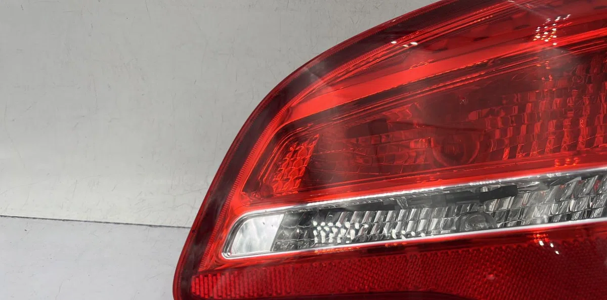 Feu arrière intérieur droit OPEL MERIVA B PHASE 2 occasion