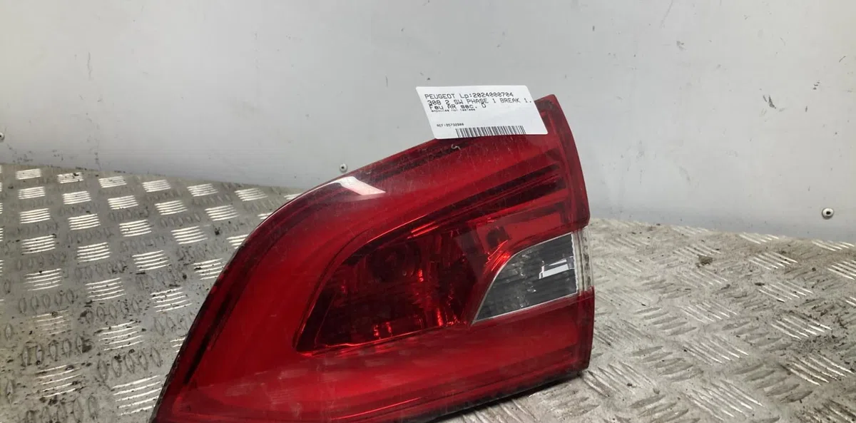 Feu arrière intérieur droit PEUGEOT 308 2 SW PHASE 1 BREAK occasion