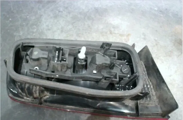 Feu arrière intérieur droit Renault LAGUNA II (BG0-1_) 2.0 16v (bg00, bg0k, bg0p, bg0w) (2002-2007) 5 portes occasion