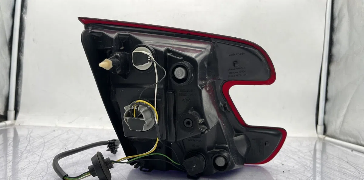 Feu arrière intérieur droit RENAULT MEGANE 3 PHASE 1 BREAK occasion