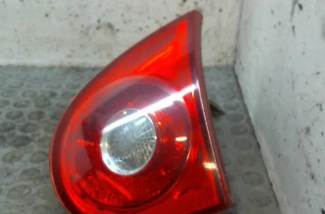 Feu arrière intérieur droit Volkswagen GOLF V (1K1) 1.4 16v (2003-2006) occasion