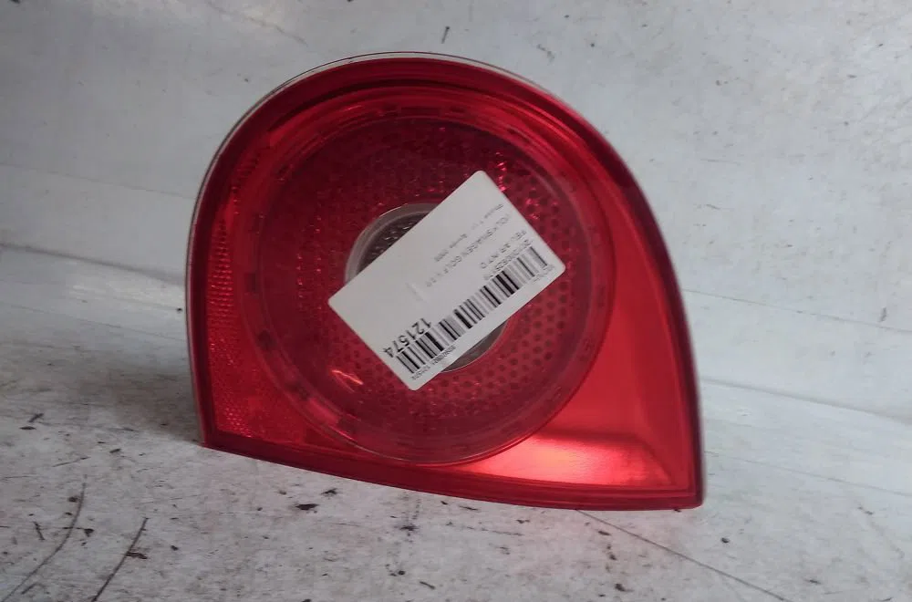 Feu arrière intérieur droit VOLKSWAGEN GOLF V 2008 occasion