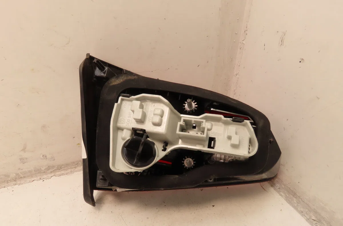 Feu arrière intérieur droit Volkswagen GOLF VII (5G1, BQ1, BE1, BE2) 1.4 tsi (2014-2020) occasion