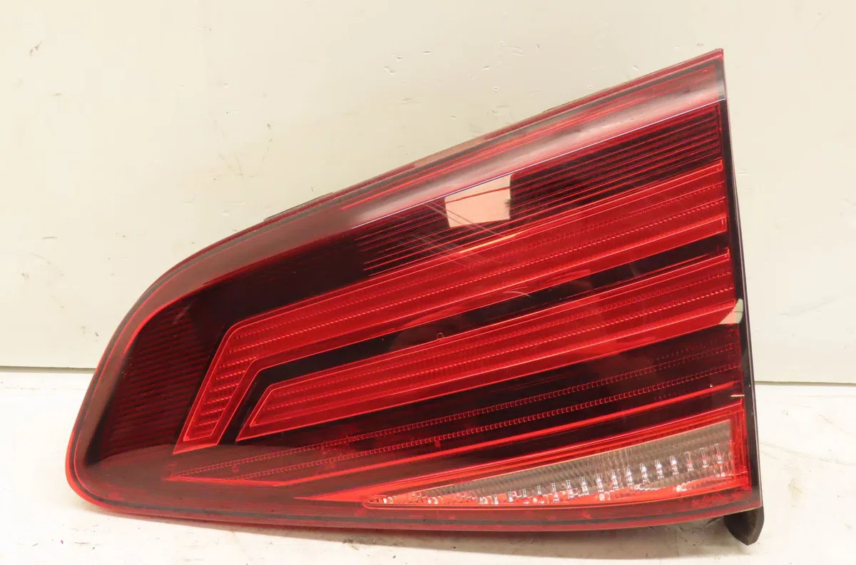 Feu arrière intérieur droit Volkswagen GOLF VII (5G1, BQ1, BE1, BE2) 1.6 tdi (2012-2017) occasion