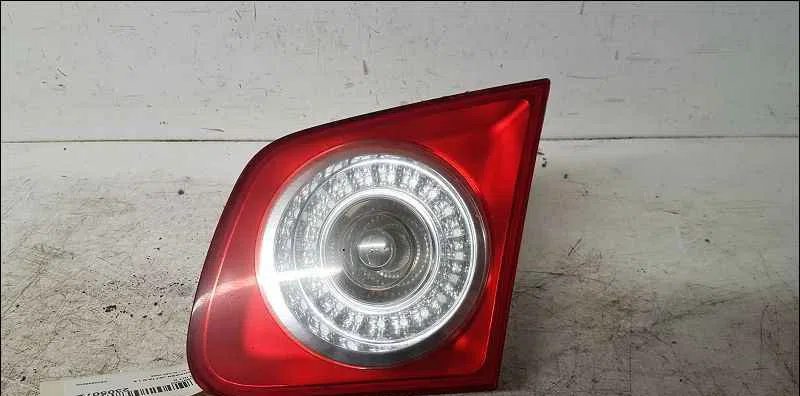 Feu arrière intérieur droit VOLKSWAGEN JETTA III occasion