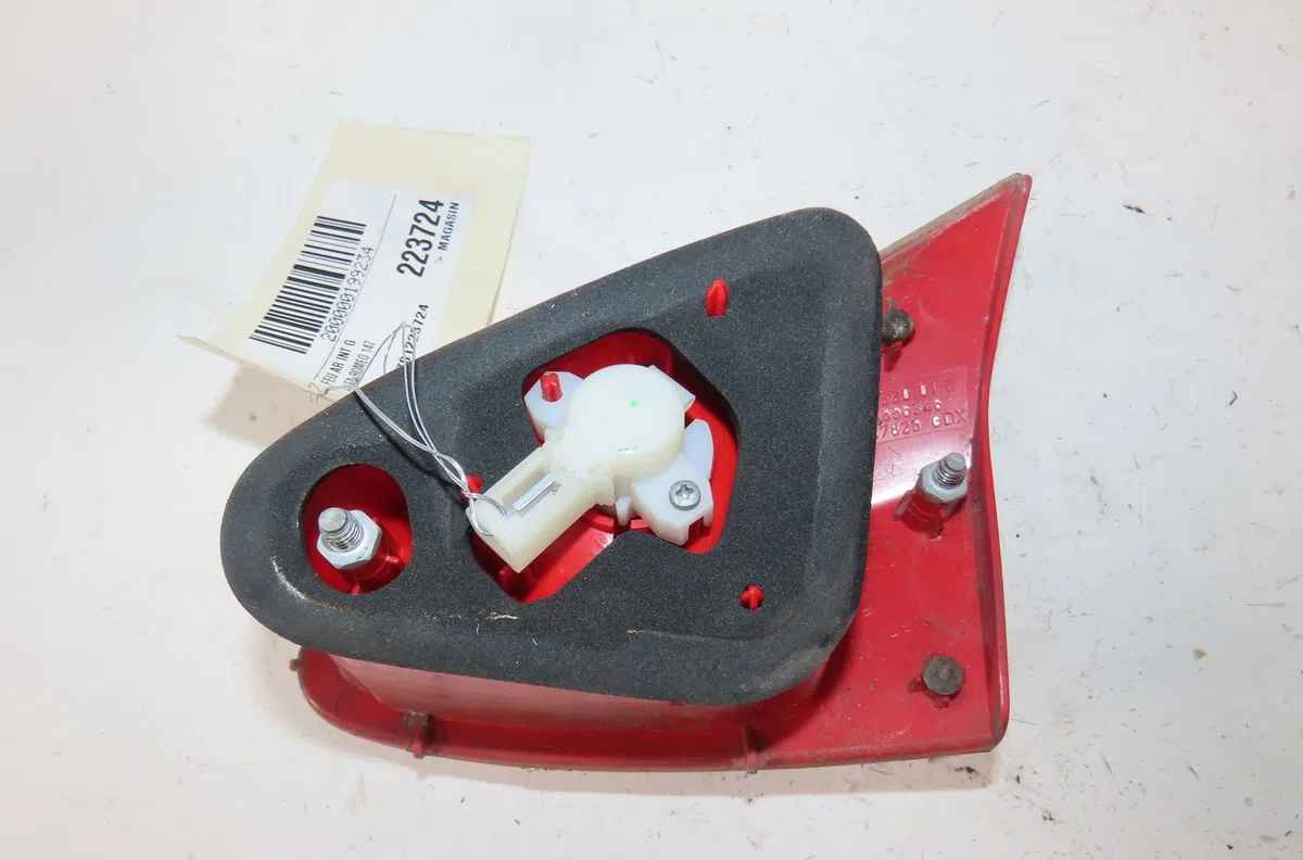 Feu arrière interieur gauche Alfa romeo 147 (937_) 1.6 16v t.spark (937.axa1a, 937.axb1a, 937.bxb1a) (2001-2010) occasio