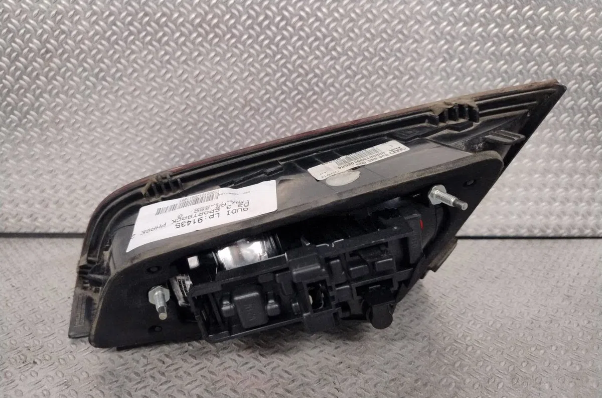 Feu arrière interieur gauche Audi A3 Sportback (8VA, 8VF) 2.0 tdi (2012-2020) 5 portes occasion