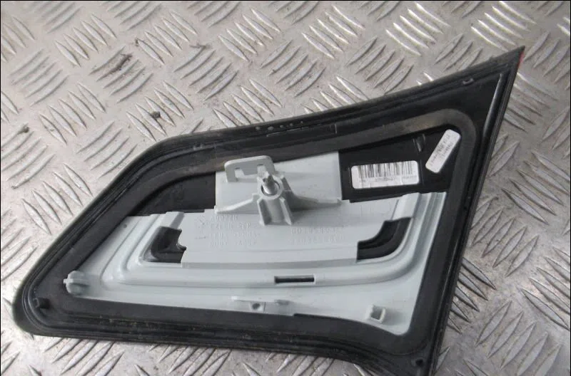 Feu arrière interieur gauche Citroen C4 II (NC_) 1.6 bluehdi 100 (2014) occasion