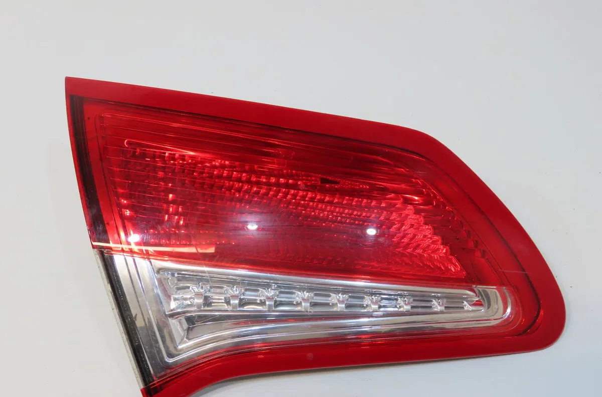 Feu arrière interieur gauche Citroen C4 II (NC_) 1.6 hdi 90 (2009) 5 portes occasion