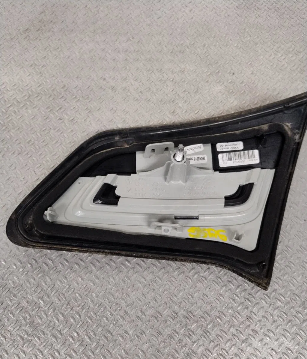 Feu arrière interieur gauche Citroen C4 II (NC_) 1.6 hdi 90 (2009) 5 portes occasion