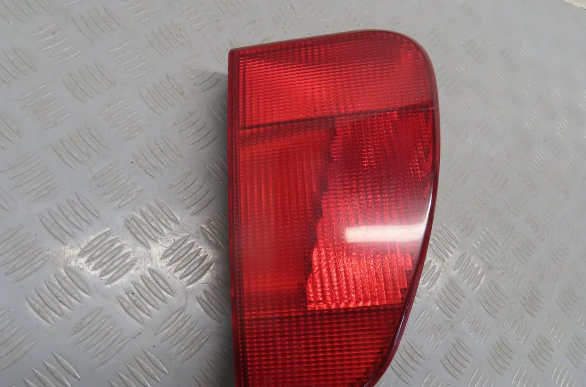 Feu arrière interieur gauche Fiat ULYSSE (220_) 2.0 16v (220aq5) (2000-2002) occasion