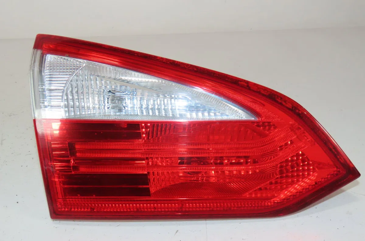 Feu arrière interieur gauche Ford FOCUS III Turnier 2.0 tdci (2010) occasion