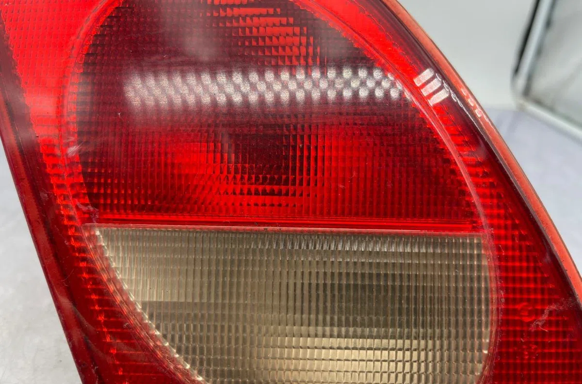 Feu arrière interieur gauche MERCEDES CLASSE E 210 PHASE 1 occasion