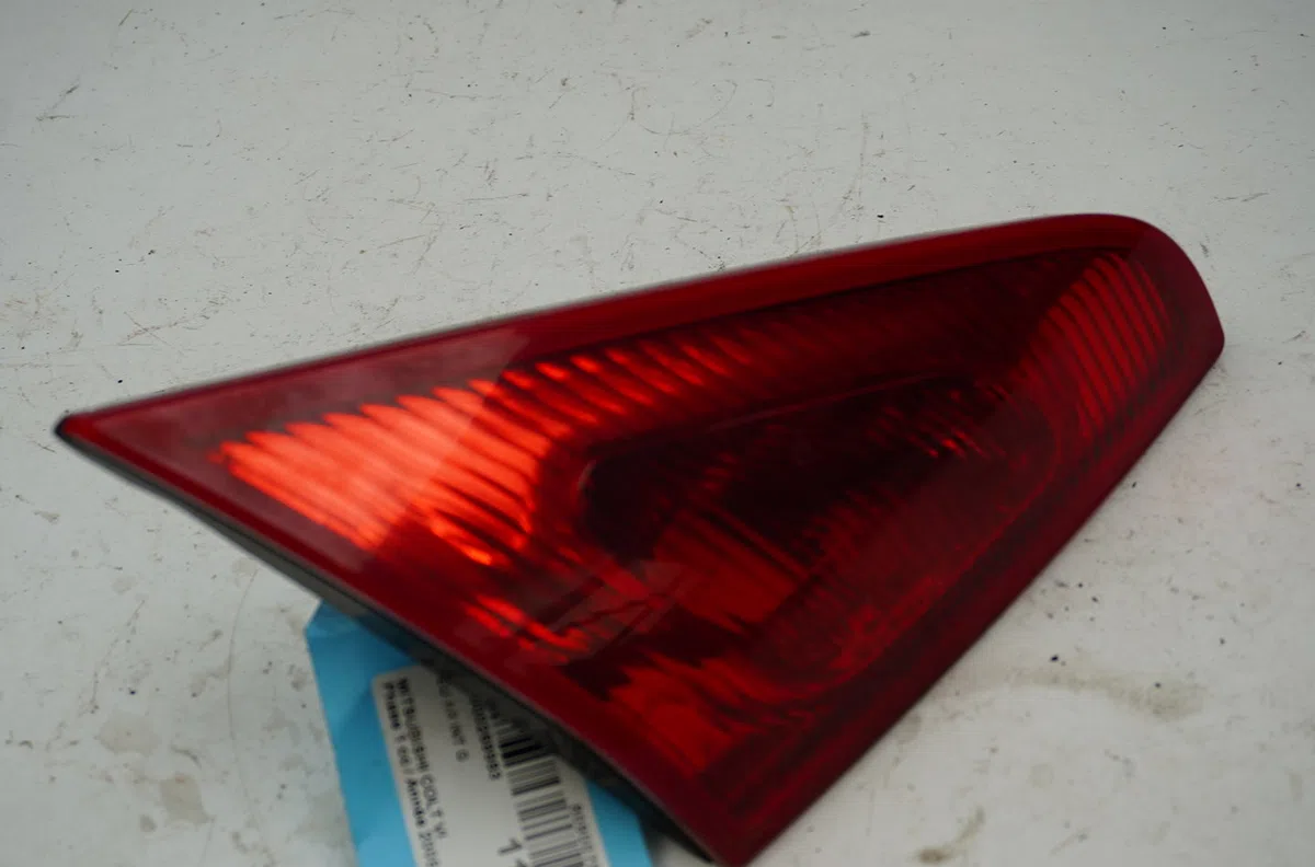 Feu arrière interieur gauche Mitsubishi COLT VI (Z3_A, Z2_A) 1.3 (z21a) (2004-2012) occasion