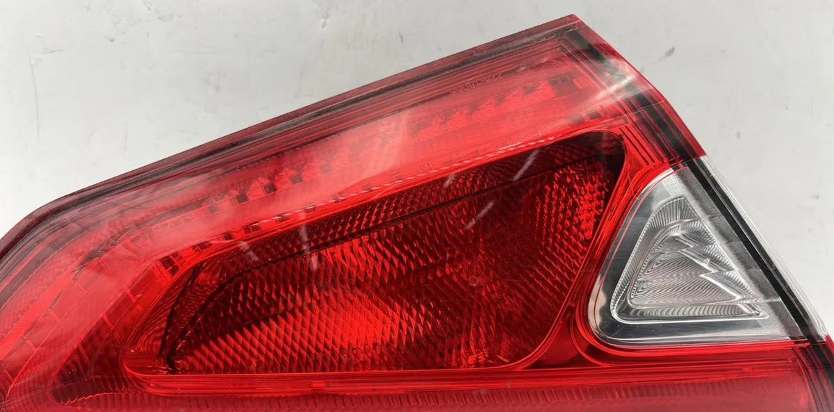 Feu arrière interieur gauche NISSAN PULSAR occasion