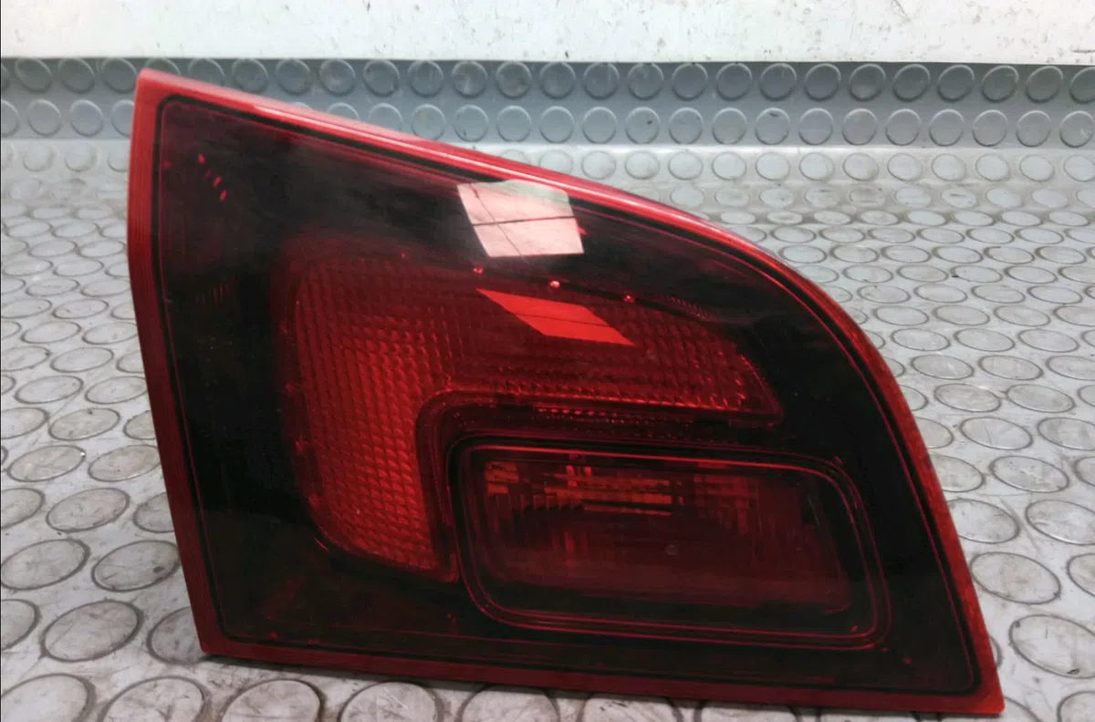 Feu arrière interieur gauche Opel ASTRA J Sports Tourer (P10) 1.7 cdti (35) (2010-2015) occasion