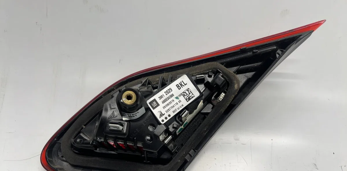 Feu arrière interieur gauche OPEL CORSA E occasion