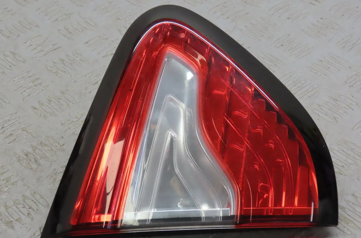 Feu arrière interieur gauche Renault CAPTUR I (J5_, H5_) 1.5 dci 90 (2013) 5 portes occasion