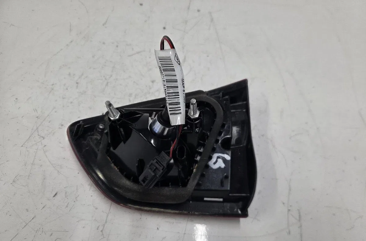 Feu arrière interieur gauche RENAULT CLIO 4 PHASE 1 BREAK occasion