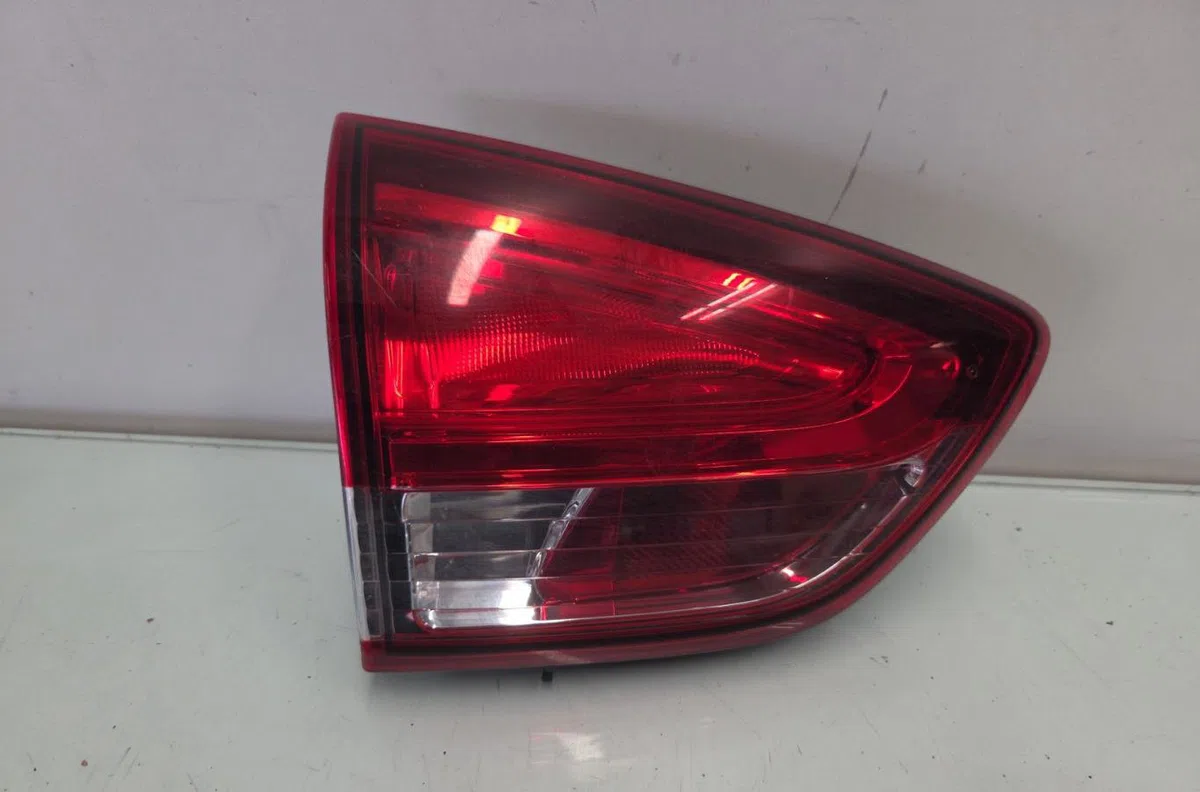 Feu arrière interieur gauche RENAULT CLIO 4 PHASE 1 BREAK occasion