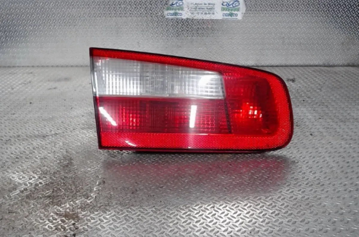 Feu arrière interieur gauche RENAULT LAGUNA 2  LAGUNA 2 PHASE 1 occasion