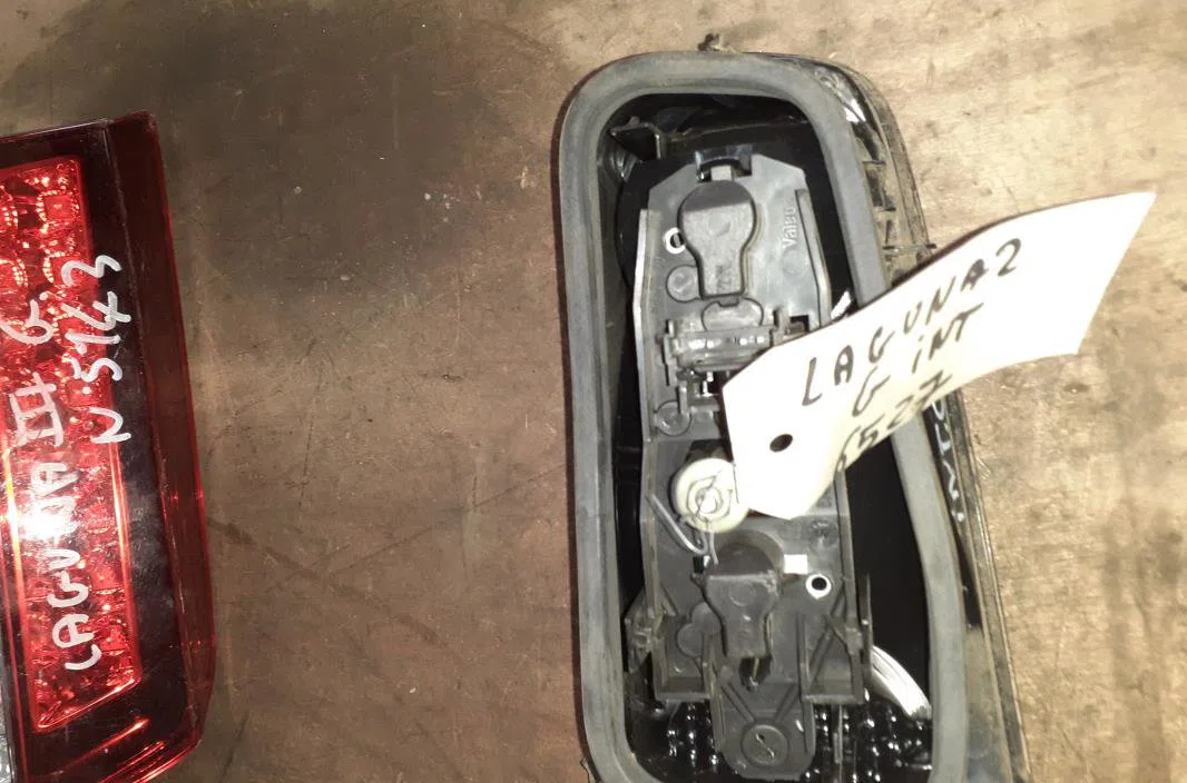 Feu arrière interieur gauche Renault LAGUNA II (BG0-1_) 2.0 16v (bg00, bg0k, bg0p, bg0w) (2002-2007) 5 portes occasion