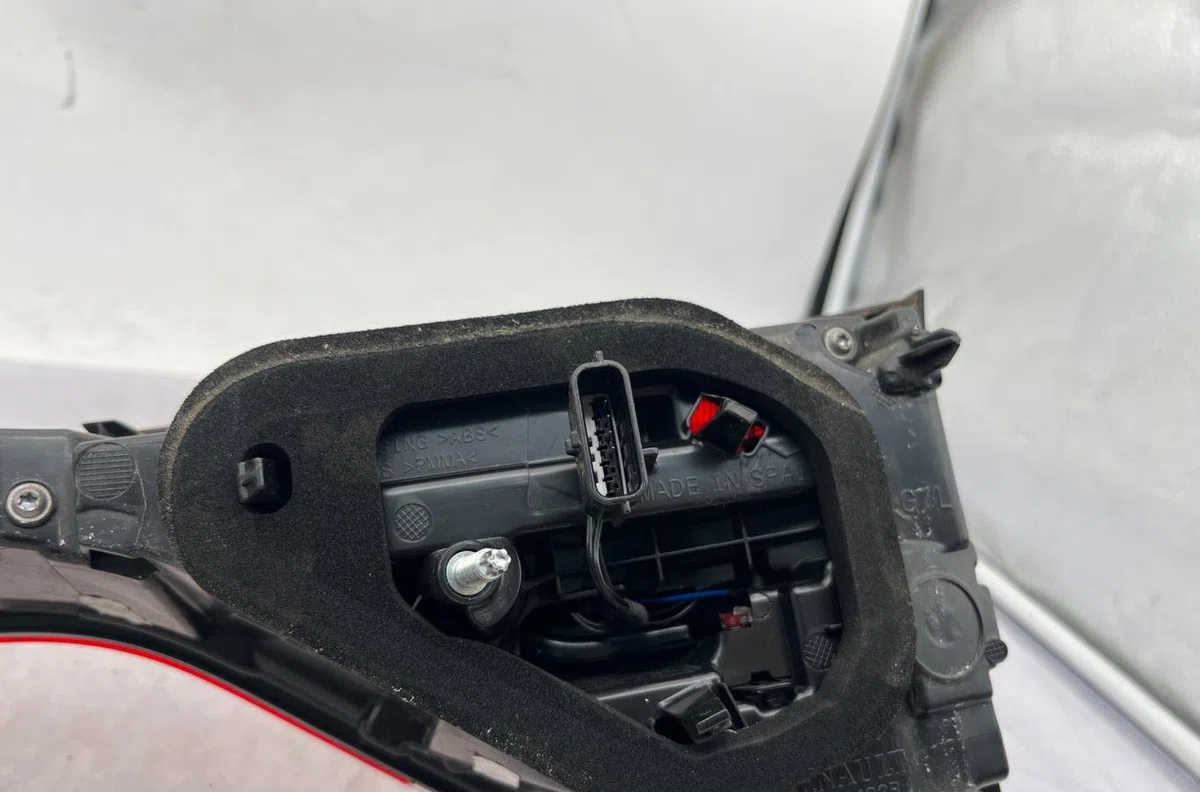 Feu arrière interieur gauche RENAULT MEGANE 4 PHASE 1 BREAK occasion