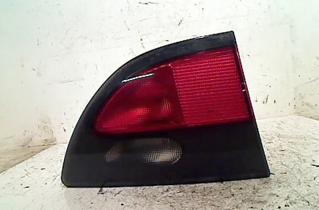 Feu arrière interieur gauche Renault MEGANE I Classic (LA0-1_) 1.6 e (la0f, la0s) (1996-1999) occasion