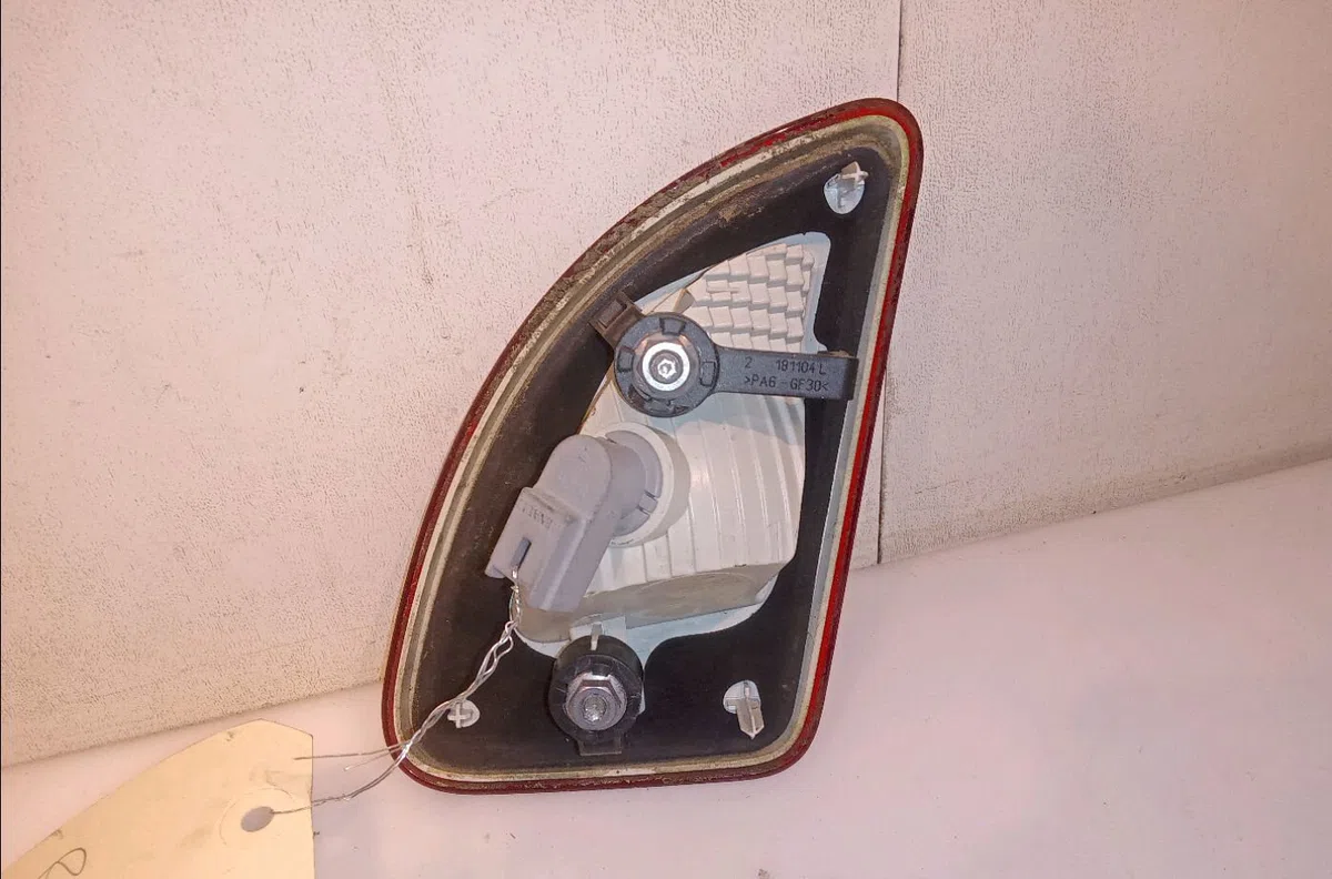Feu arrière interieur gauche Renault TWINGO II (CN0_) 1.5 dci 75 (2010) 3 portes occasion