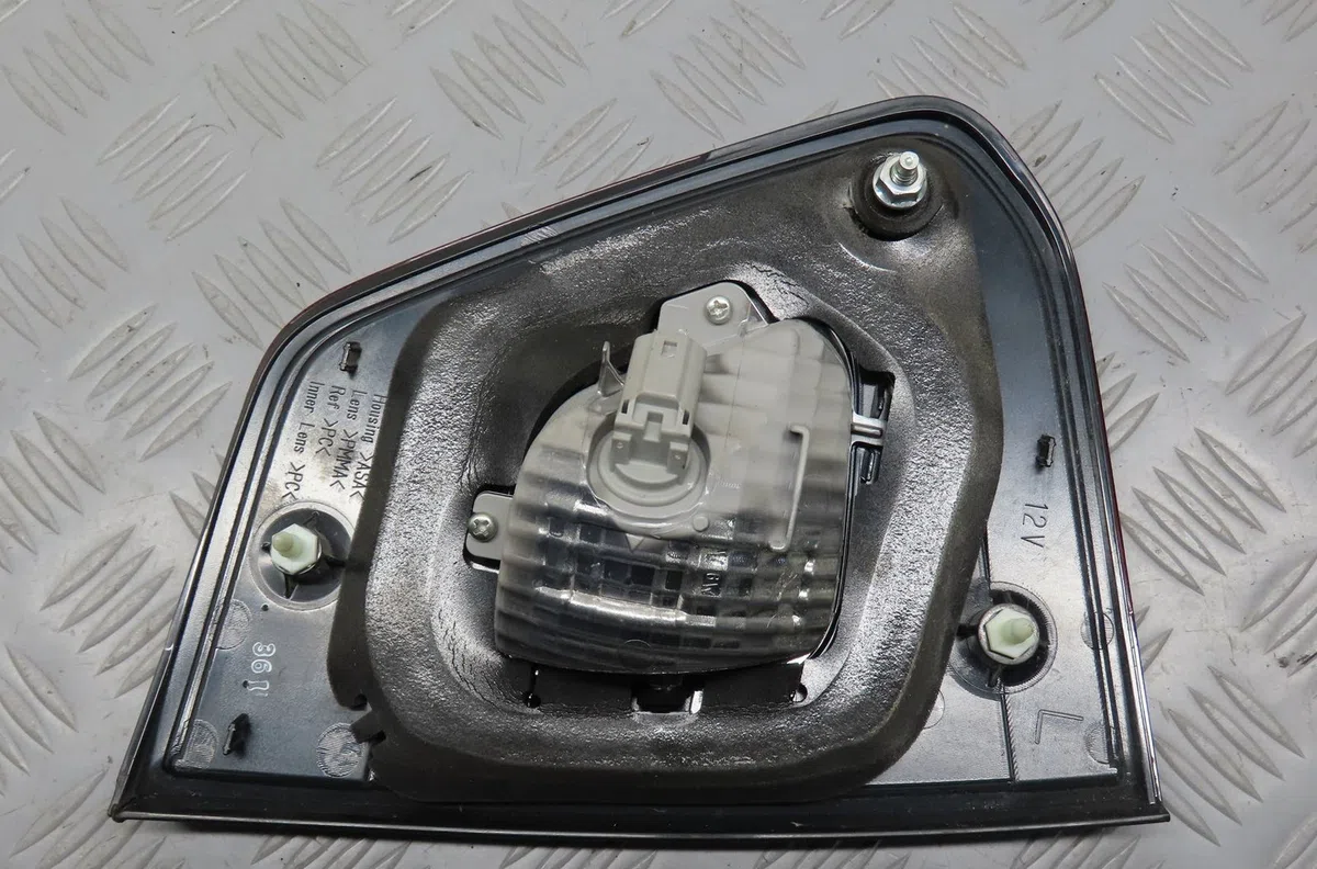 Feu arrière interieur gauche Suzuki IGNIS III (MF) 1.2 hybrid allgrip (atk412) (2016) occasion
