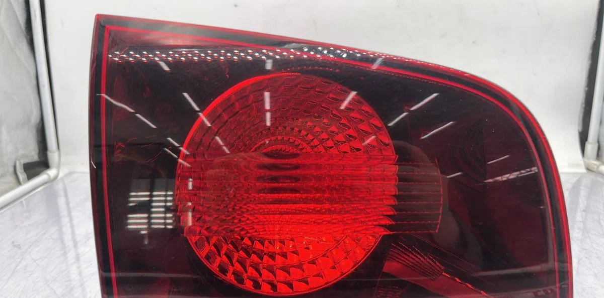 Feu arrière interieur gauche VOLKSWAGEN TOUAREG 1 PHASE 2 occasion