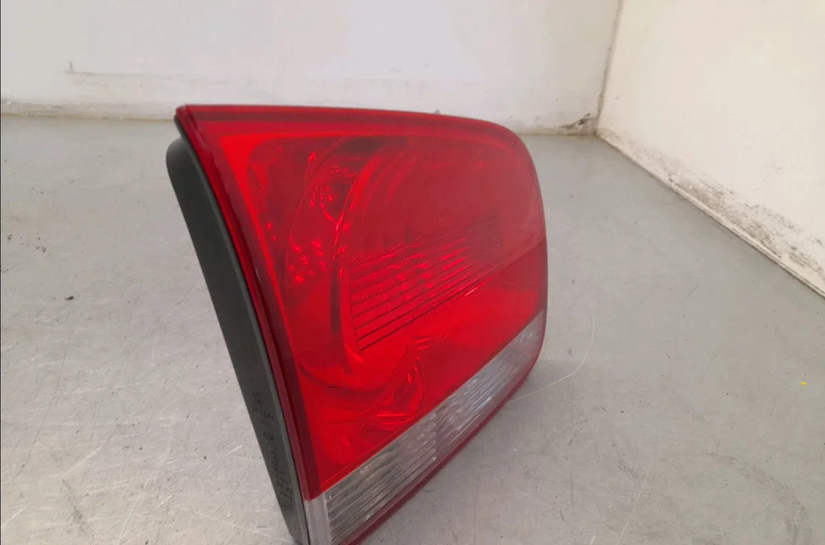 Feu arrière interieur gauche Volkswagen TOUAREG (7LA, 7L6, 7L7) 2.5 r5 tdi (2003-2010) occasion