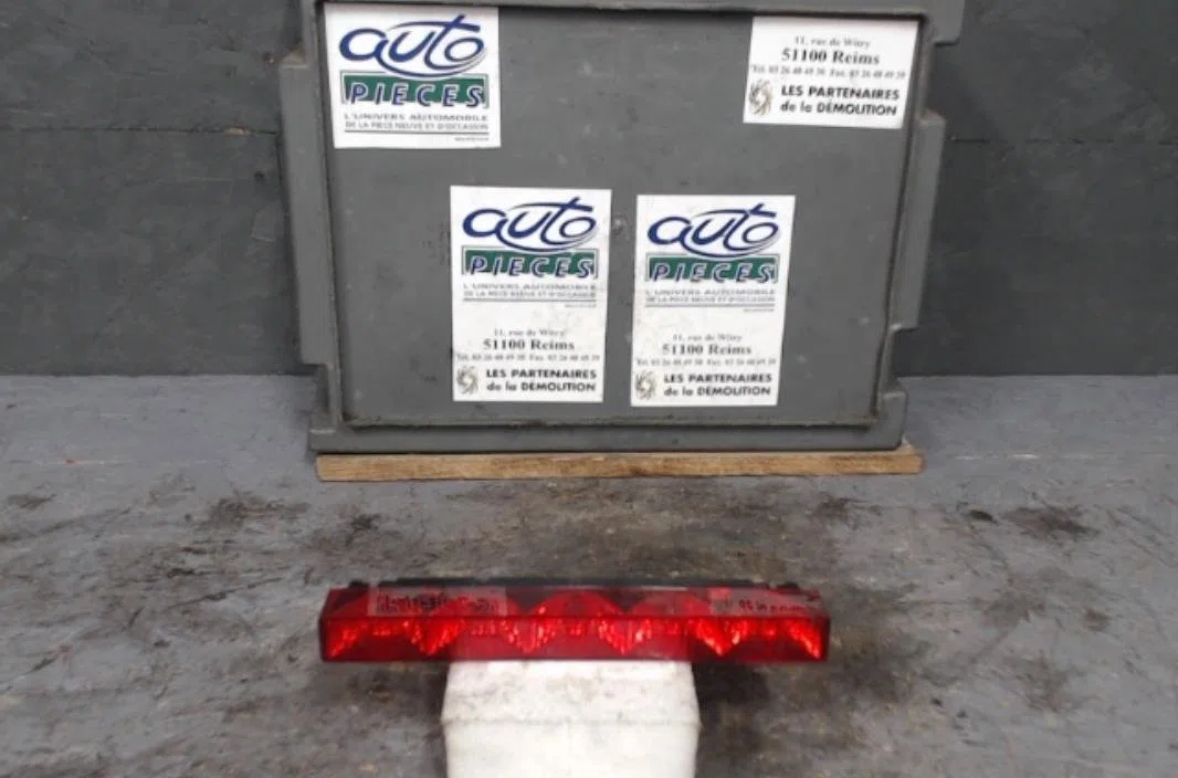 Feux stop supplementaire FORD MONDEO 1  MONDEO 1 PHASE 2 occasion