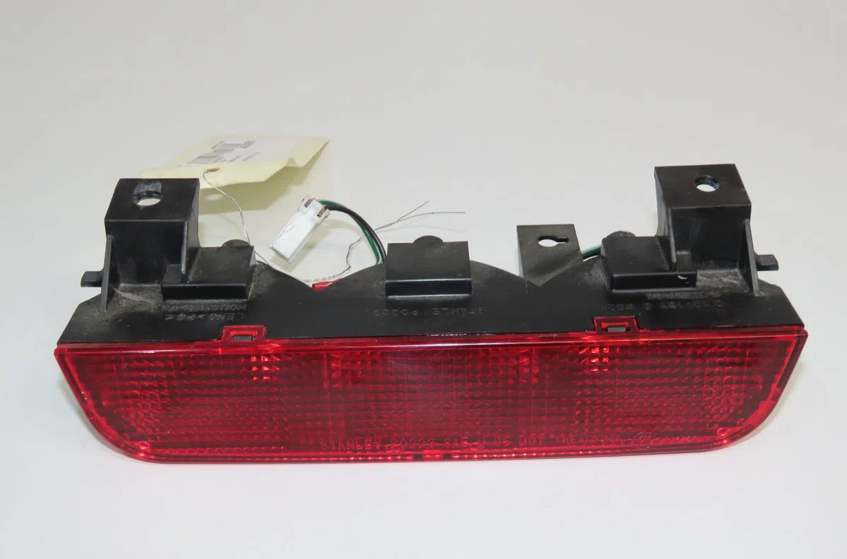 Feux stop supplementaire Mitsubishi PAJERO IV (V8_W, V9_W) 3.2 di-d (v88w, v98w) (2007) occasion