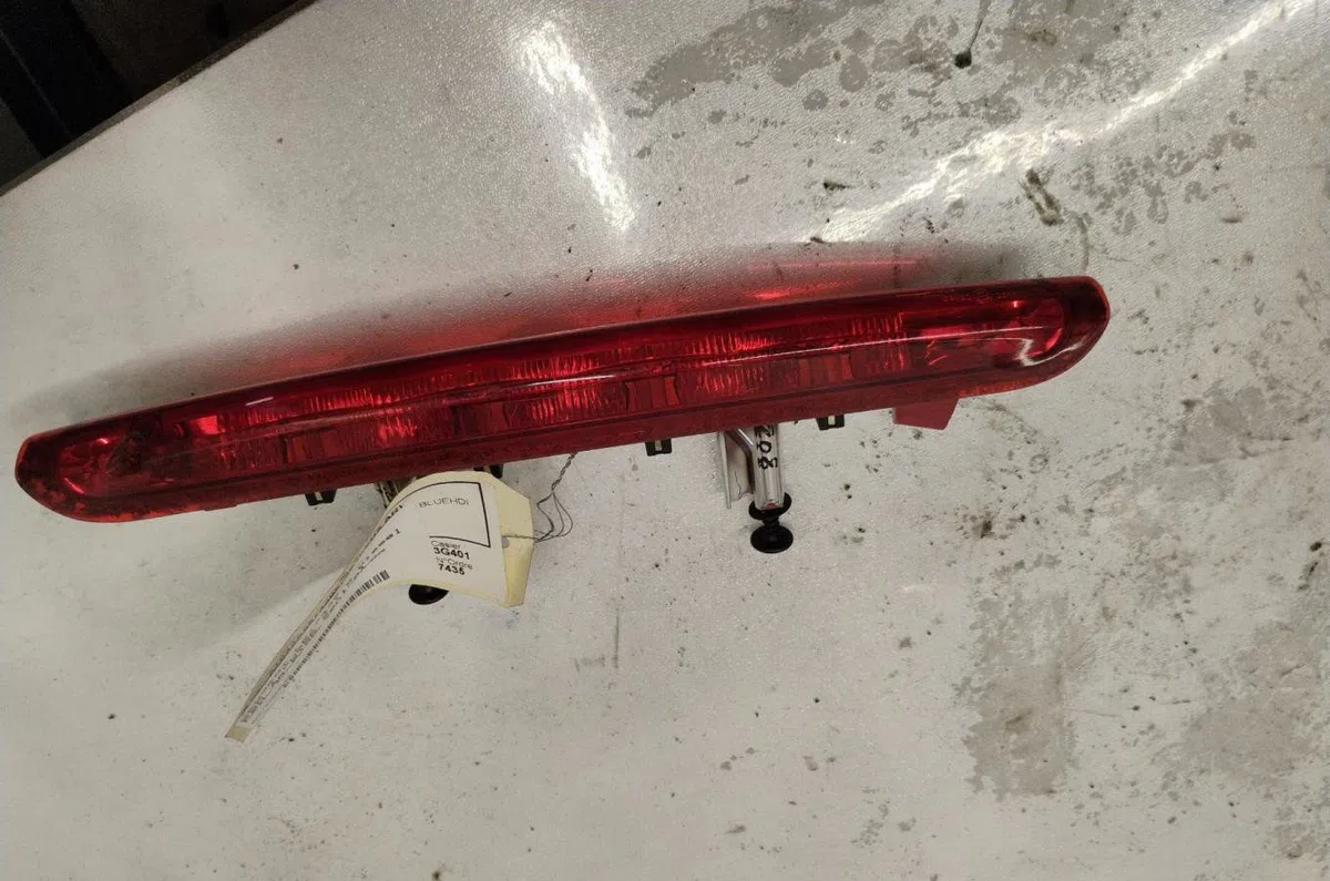 Feux stop supplementaire Peugeot 208 I (CA_, CC_) 1.6 hdi - bluehdi 75 (2013) 5 portes occasion
