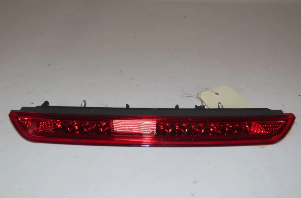 Feux stop supplementaire Peugeot 3008 SUV (MC_, MR_, MJ_, M4_) 1.5 bluehdi 130 (2018) 5 portes occasion