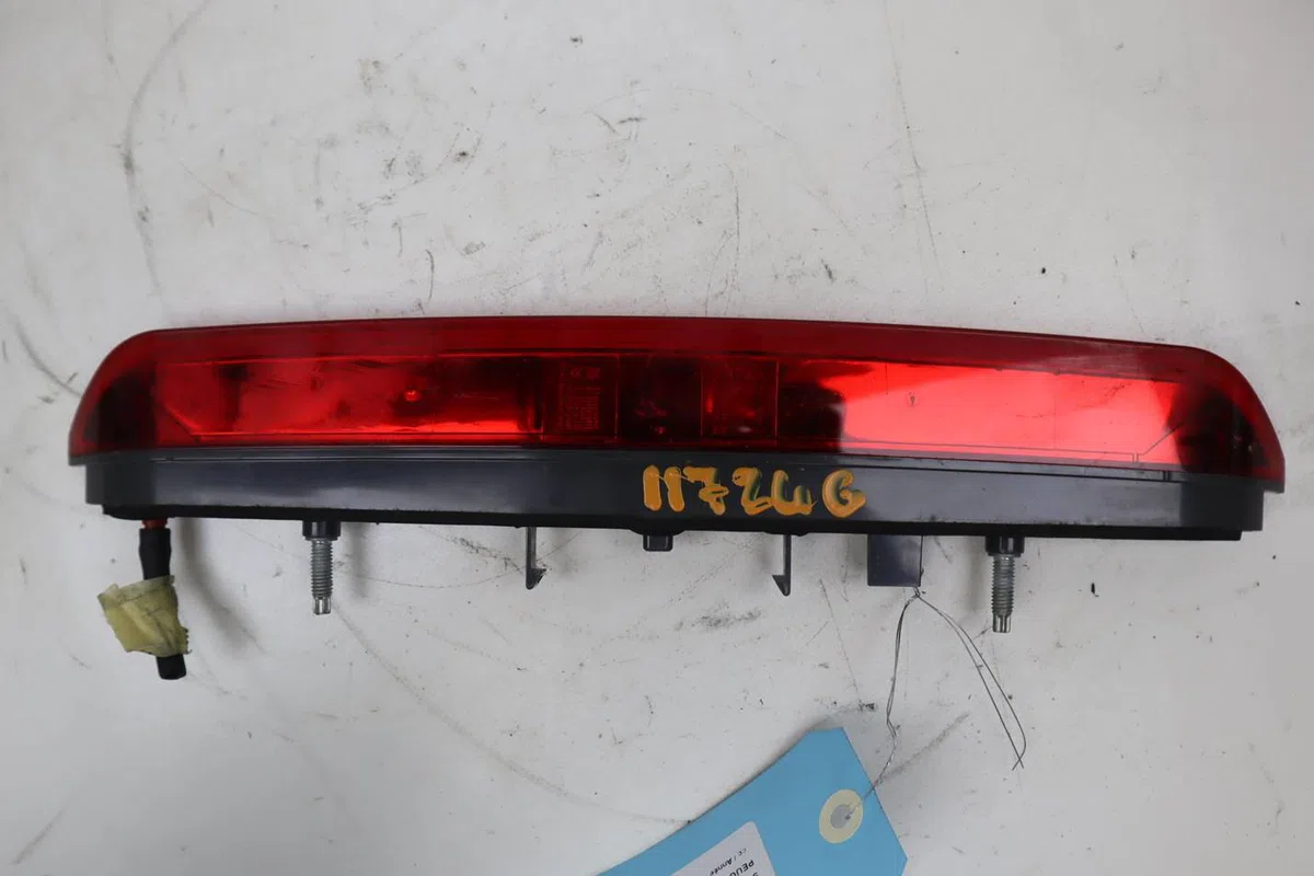 Feux stop supplementaire Peugeot 3008 SUV (MC_, MR_, MJ_, M4_) Hybrid (2019) occasion